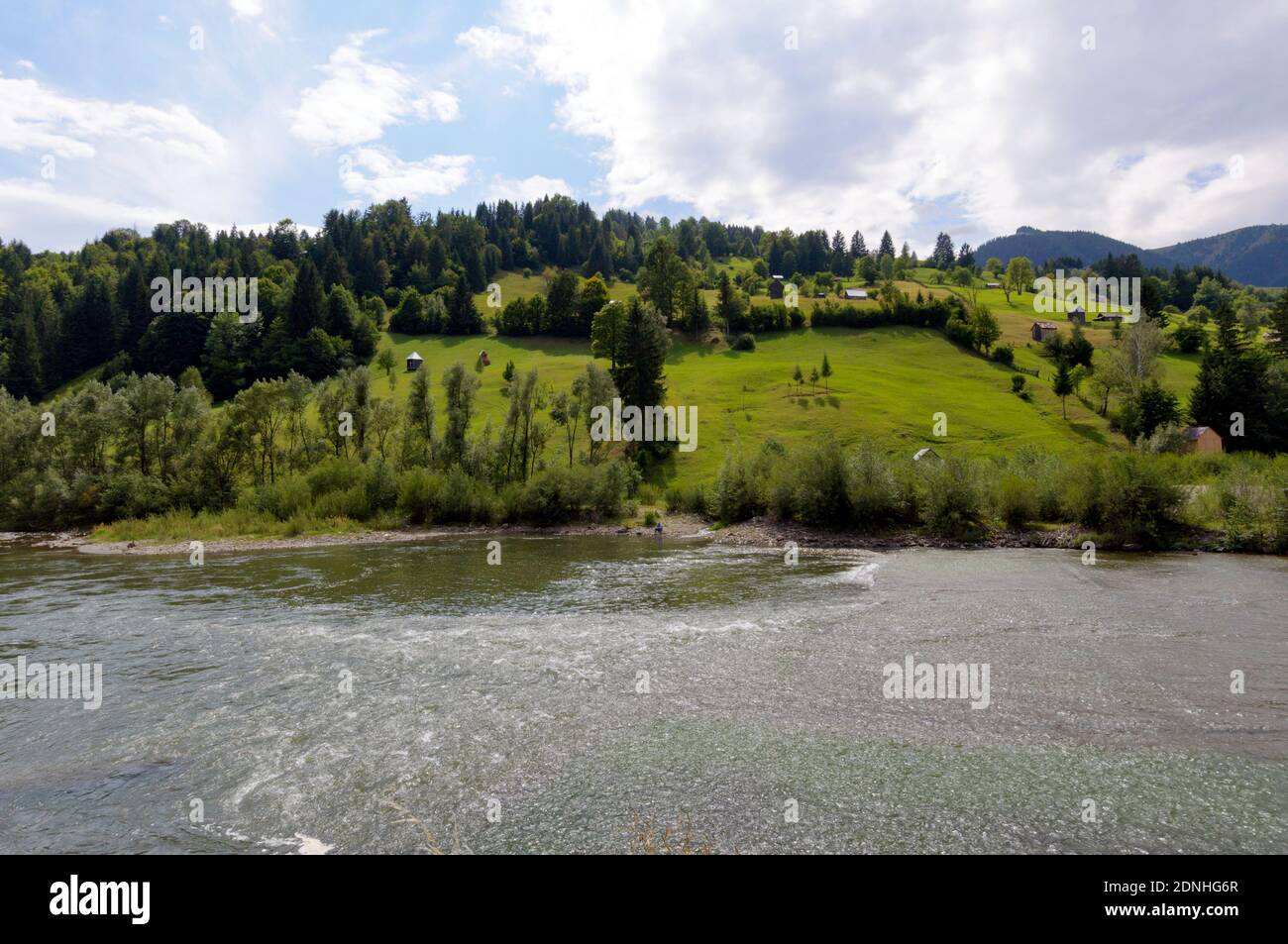 Belle vue sur les collines verdoyantes à côté de la rivière près de Ciocanesti, Roumanie Banque D'Images