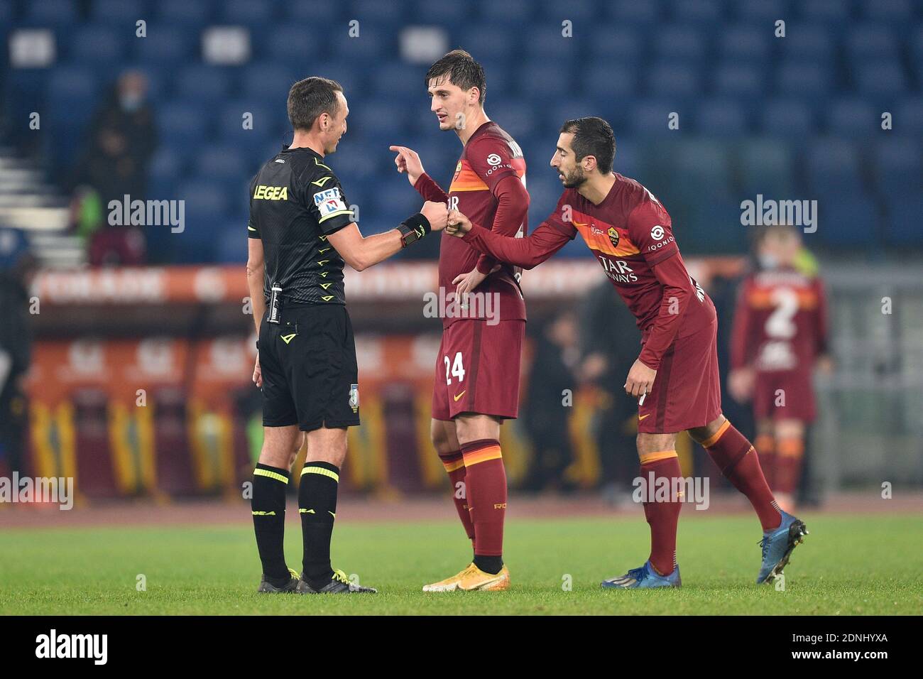 ROME, ITALIE - décembre 17 : l'arbitre Roberto Abisso salue les jeux comme Roma à l'italienne Serie UN match de football à - photo .LM/Claudio Pasquazi Banque D'Images