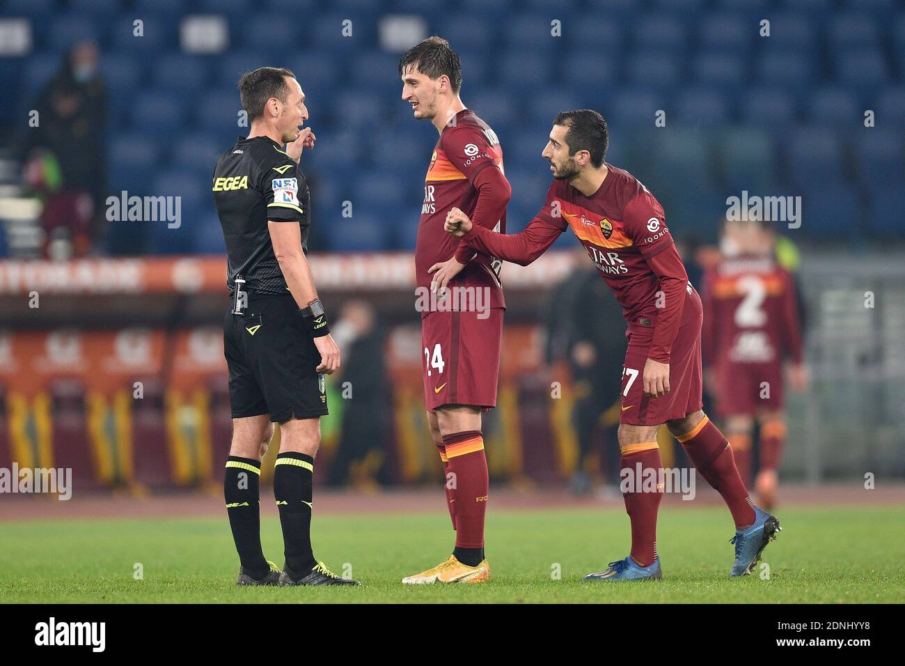 ROME, ITALIE - décembre 17 : l'arbitre Roberto Abisso, Marssh Kumbulla et Henrikh Mkhitaryan se saluent à la - photo .LM/Claudio Pasquazi Banque D'Images