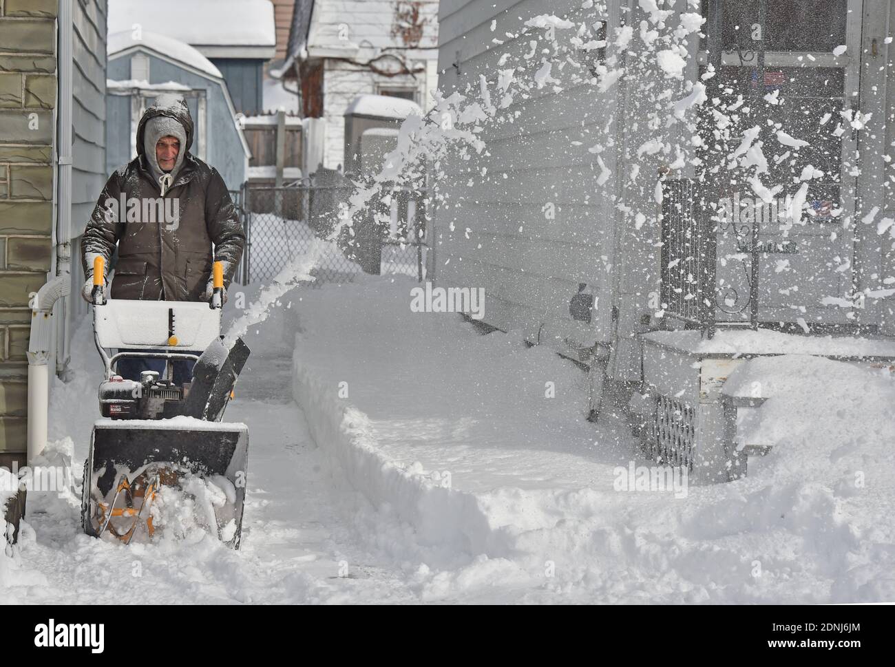 Wilkes barre, États-Unis. 17 décembre 2020. Un homme utilise un souffleur de neige pour enlever la neige de son allée après une tempête de neige dans le nord-est de la PA.UNE tempête de neige importante a déversé plus de 15 pouces dans Wilkes-barre, PA. La neige a affecté la conduite et une alerte d'urgence a averti les gens de rester à l'extérieur des routes et de chercher un abri car la neige tombait à quelques centimètres par heure. Crédit : SOPA Images Limited/Alamy Live News Banque D'Images