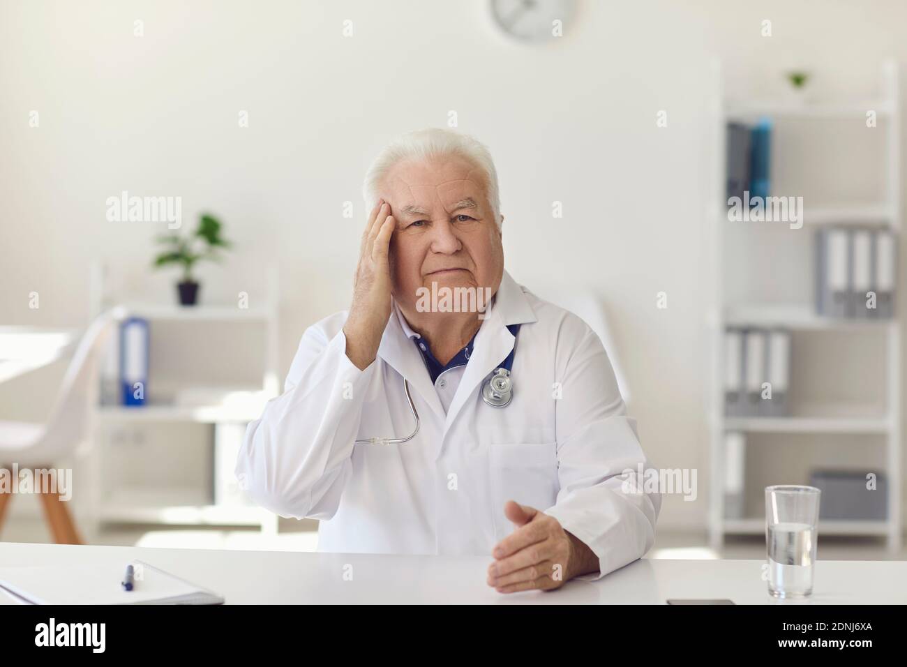 Un médecin inquiet à l'écoute du patient se plaint de maux de tête pendant la visite ou consultation en ligne Banque D'Images