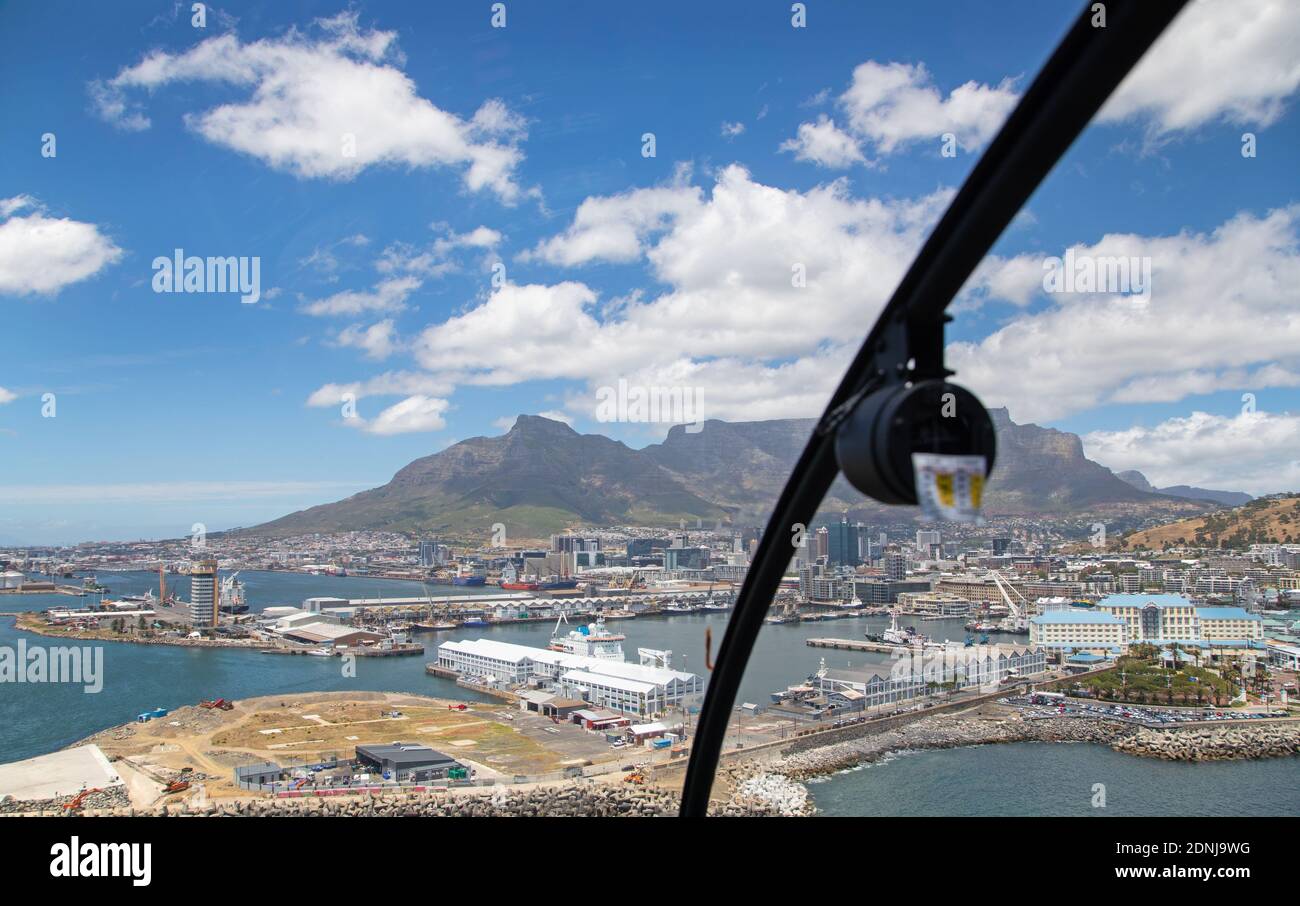Cape Town, Western Cape / Afrique du Sud - 11/26/2020: Photo aérienne des hélipads et brise-lames de V&A Waterfront avec Table Mountain en arrière-plan Banque D'Images