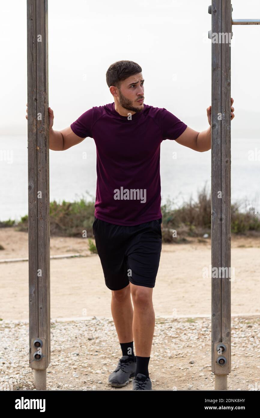 Jeune homme faisant du sport dans un parc extérieur Banque D'Images
