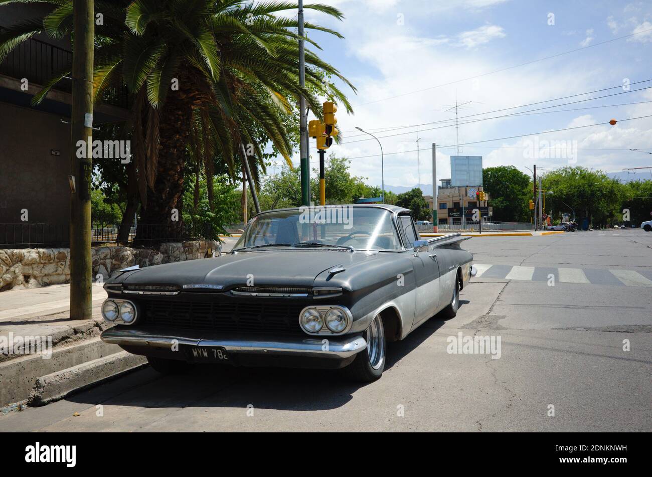 Mendoza, Argentine - janvier, 2020: Vieille voiture basse vintage sur la rue sous les palmiers. Voiture lowrider de style classique. Banque D'Images