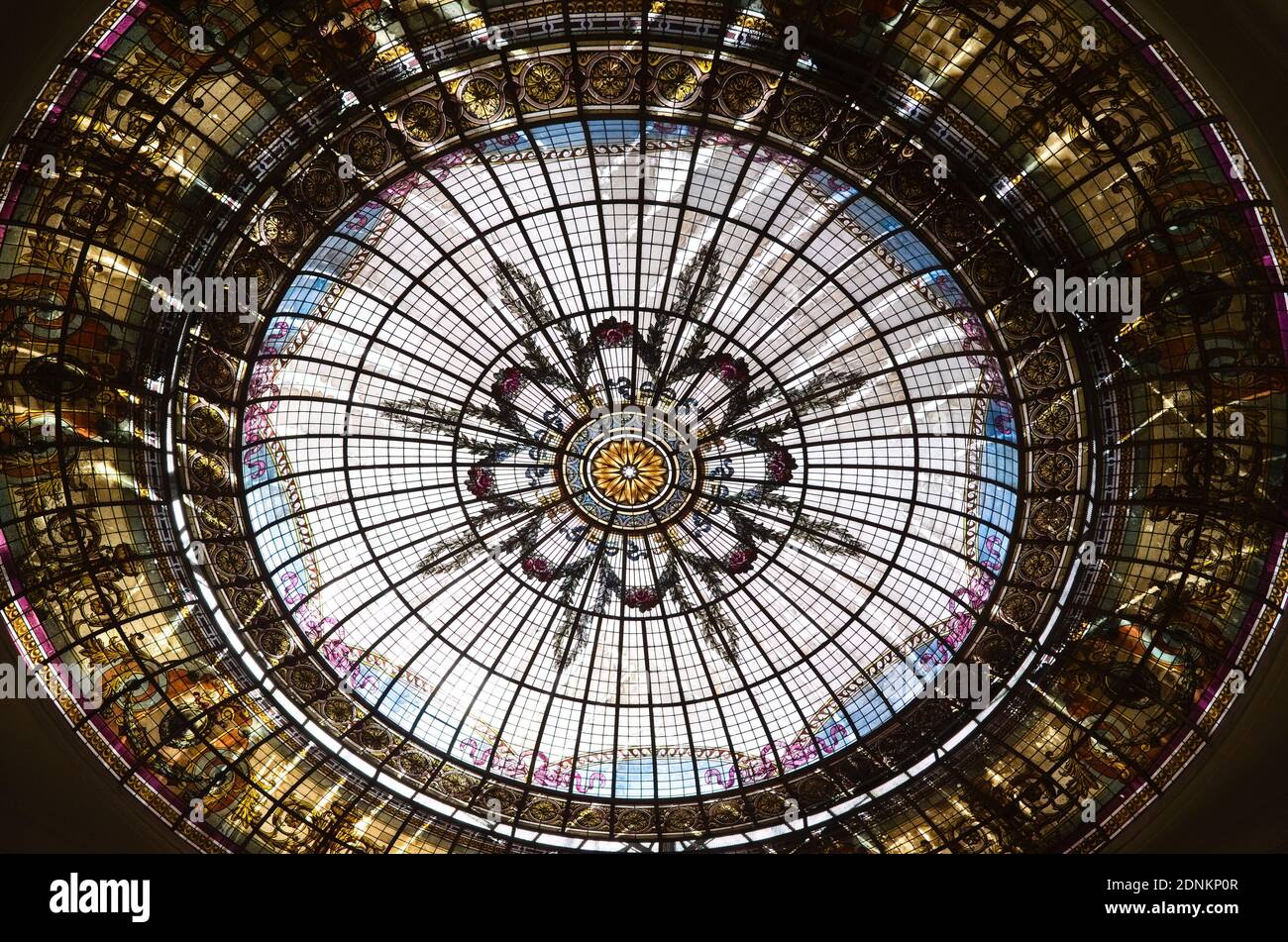 Plafond en vitraux arrondi dans le vieux bâtiment historique. Plafond coloré en verre avec de beaux motifs ornés et des formes géométriques. Mendoza, Argentin Banque D'Images