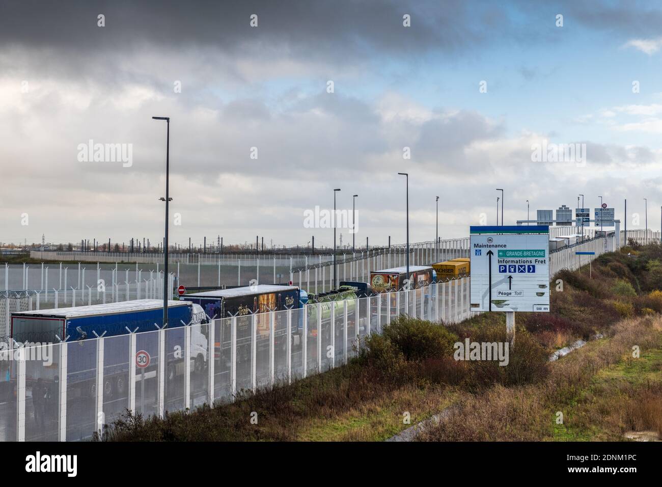 Calais, France - 17 décembre 2020 : à l'approche du brexit, des lignes de camions à l'entrée du tunnel sous la Manche Banque D'Images
