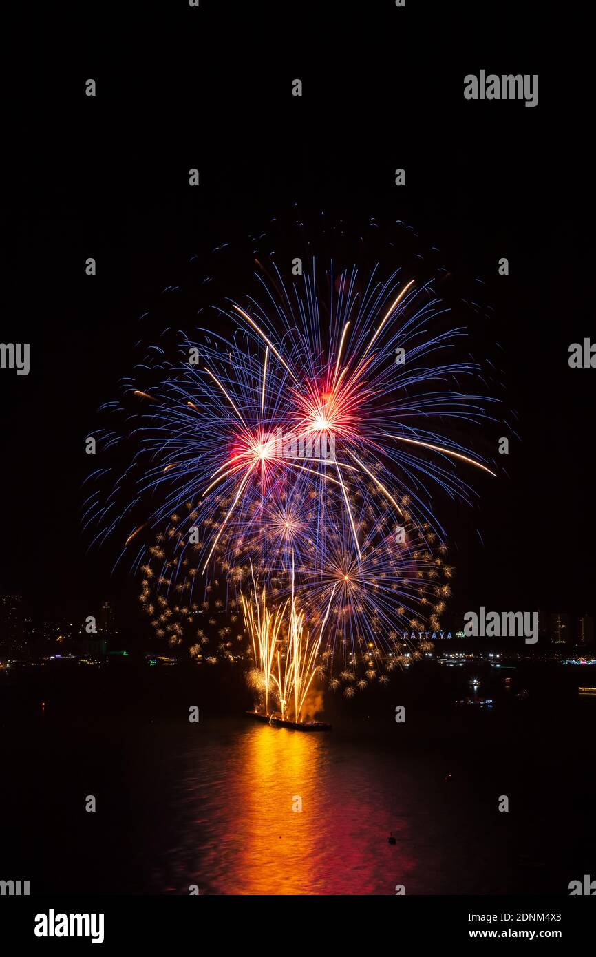 Feu d'artifice coloré sur la plage de Pattaya pendant le Festival International, célébration du nouvel an Banque D'Images