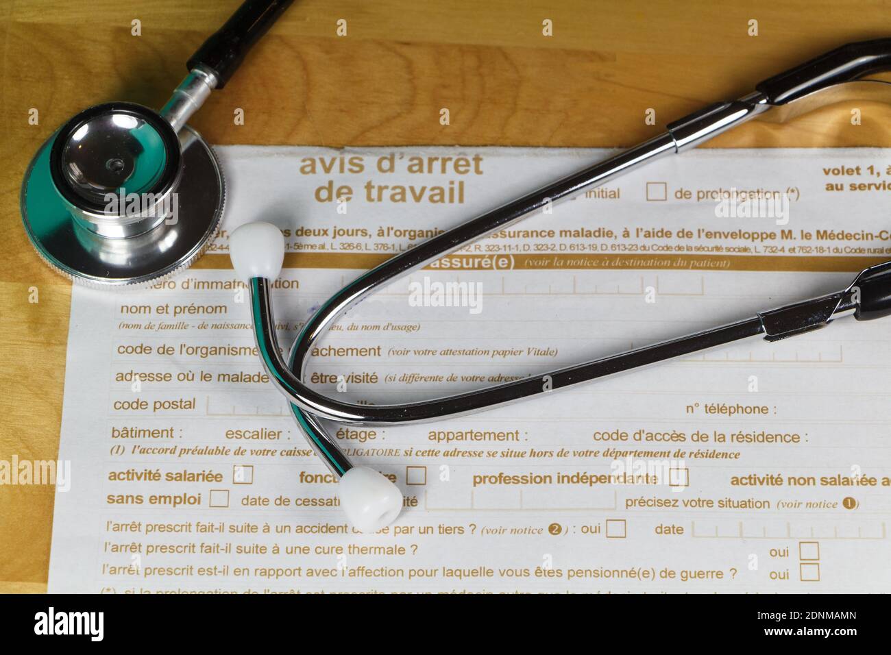 Notice d'arrêt de travail médical française et stéthoscope noir Banque D'Images