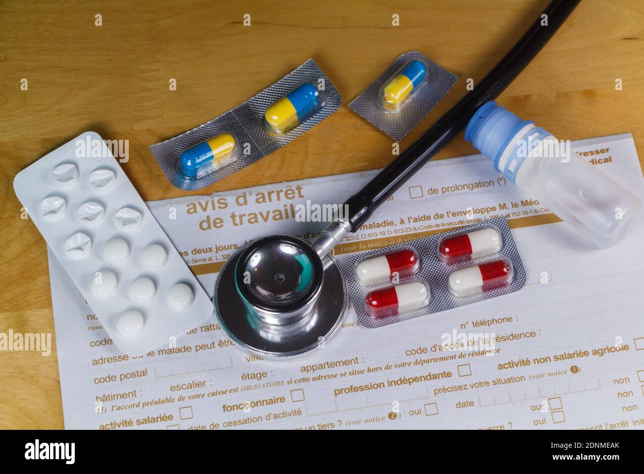 Avis d'arrêt de travail médical, stéthoscope noir et paquets de pilules Banque D'Images