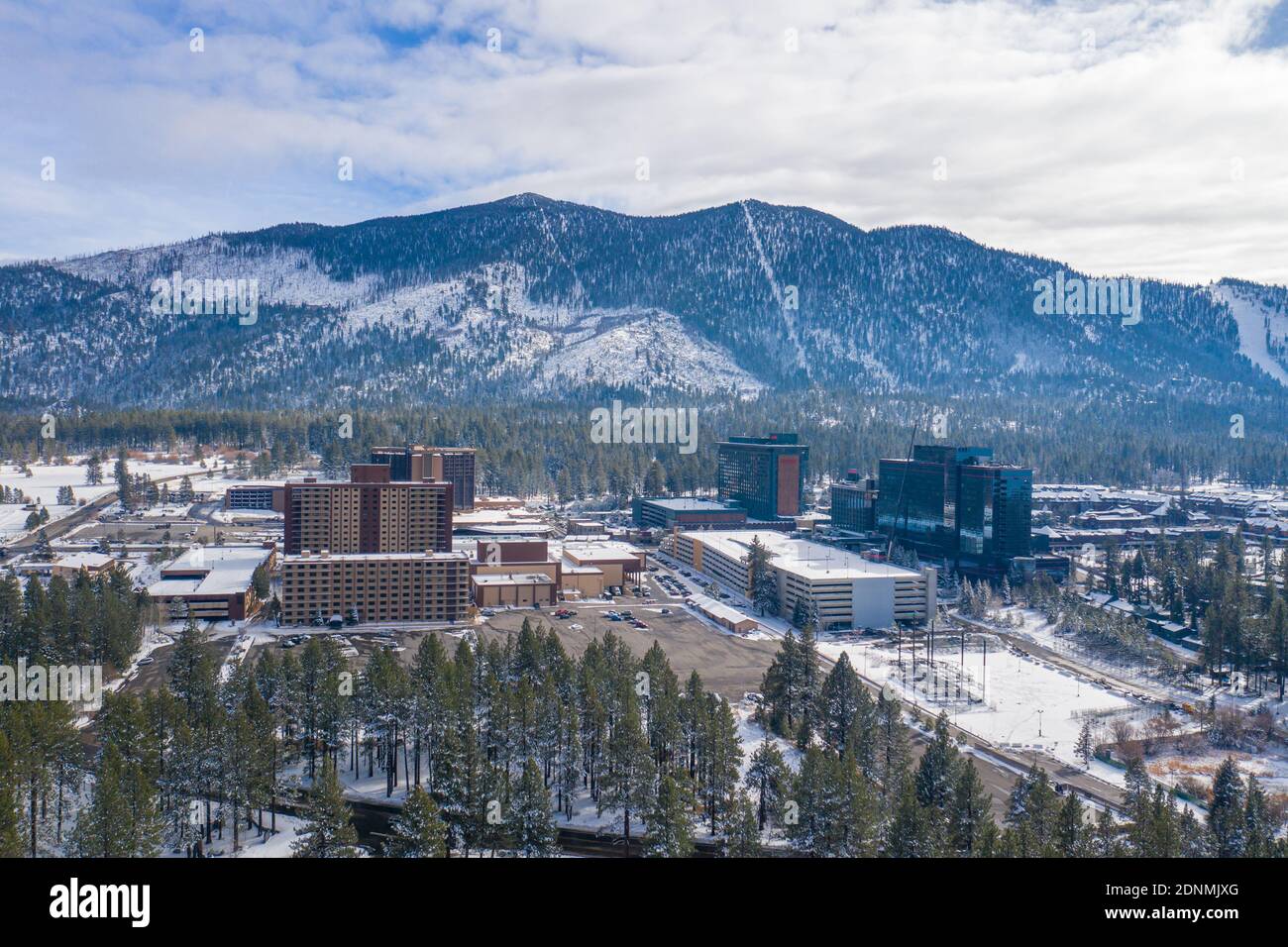 STATELINE, NEVADA, ÉTATS-UNIS - 15 décembre 2020 : les casinos de Stateline, Nevada se tiennent sous la station de ski de Heavenly Mountain, tandis que la neige d'hiver couvre la Banque D'Images