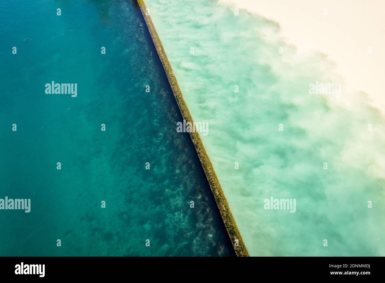 Les eaux vertes du Rhône et les eaux jaunâtres de l'Arve se mélangent à leur confluence à Genève. Banque D'Images