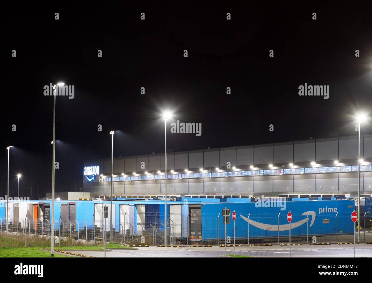 17 décembre 2020, Brandebourg, Schönefeld/OT Kiekebusch: Le centre de tri de Brandebourg de la société de vente par correspondance Amazon. Les colis entrants sont triés ici en fonction des zones de livraison sur une superficie d'environ 34,000 mètres carrés, puis transportés vers les centres de distribution. Photo: Soeren Stache/dpa-Zentralbild/ZB Banque D'Images