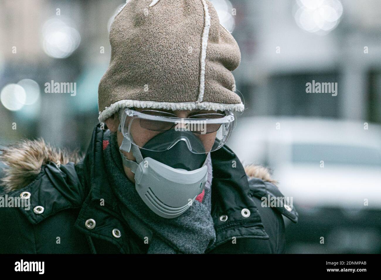 WIMBLEDON LONDRES 18 décembre 2020. Un piéton dans la rue haute de Wimbledon portant un masque respiratoire des millions de personnes à travers le Royaume-Uni seront soumis à des restrictions plus sévères de niveau 3 du coronavirus, dans le cadre de préoccupations concernant le nombre croissant d'infections de Covid-19 crédit: amer ghazzal/Alamy Live News Banque D'Images