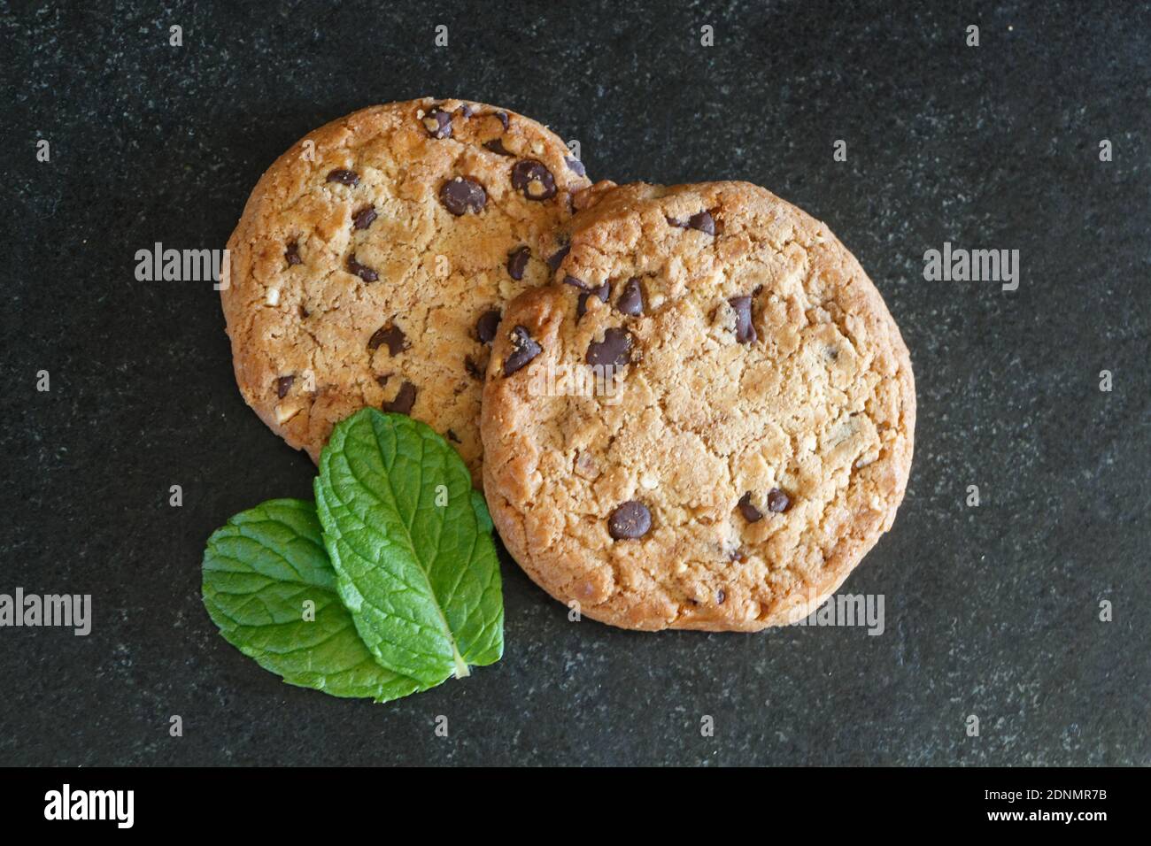 Deux biscuits avec des chips de chocolat et des feuilles de menthe Banque D'Images