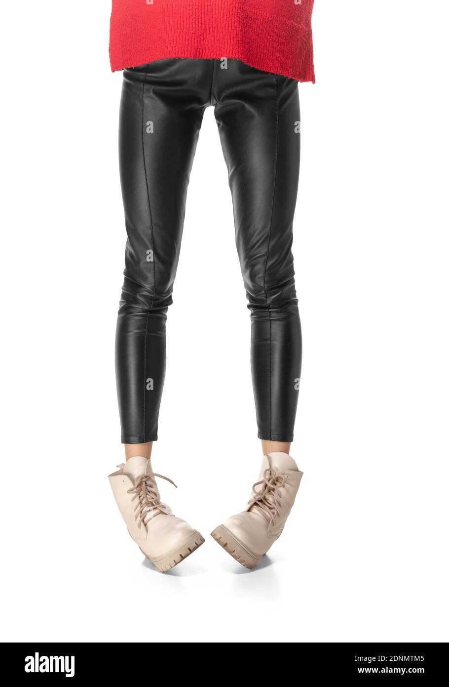 Jambes fines et longues, leggings noirs et bottes isolées sur fond blanc  Photo Stock - Alamy
