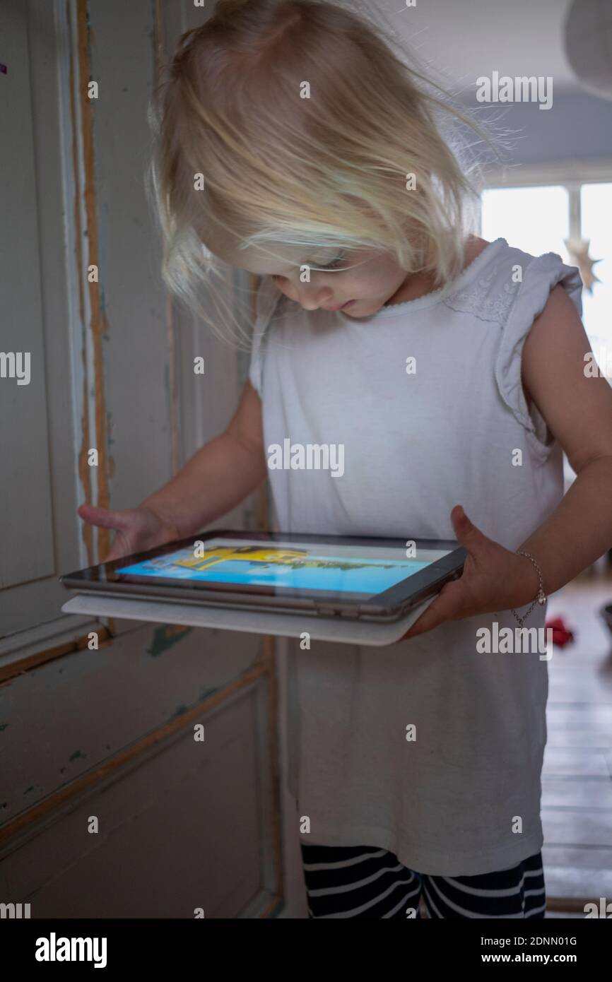 Girl using digital tablet Banque D'Images