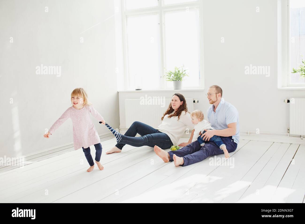 Les parents jouer avec les enfants à la maison Banque D'Images