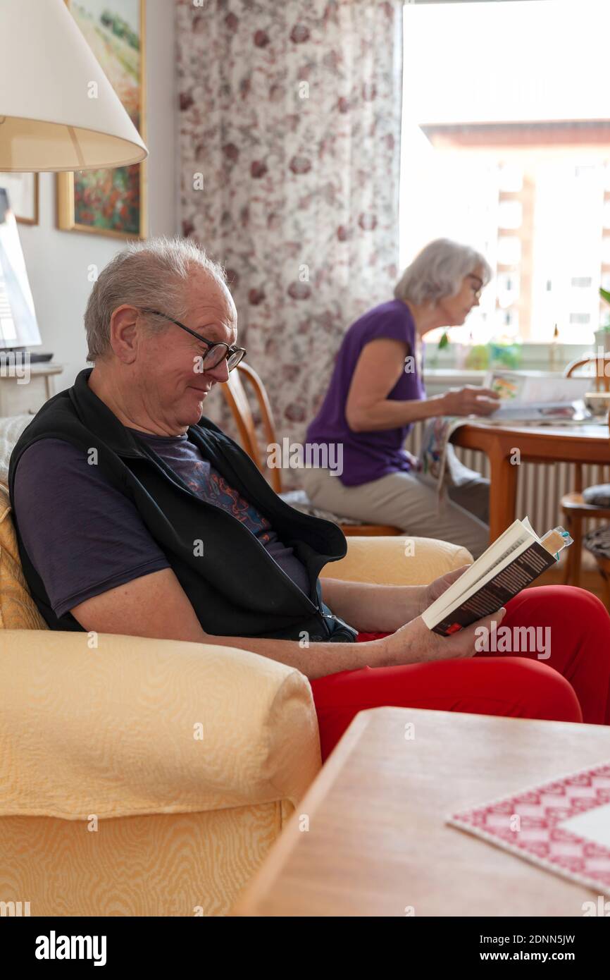 Senior couple in living room Banque D'Images