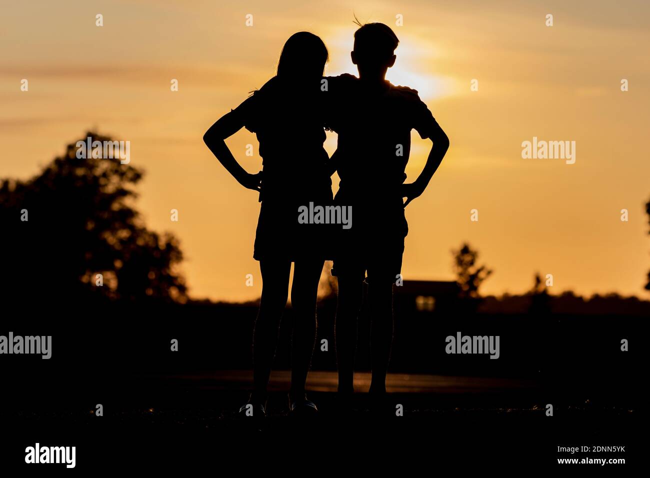 Silhouettes d'enfants debout ensemble Banque D'Images