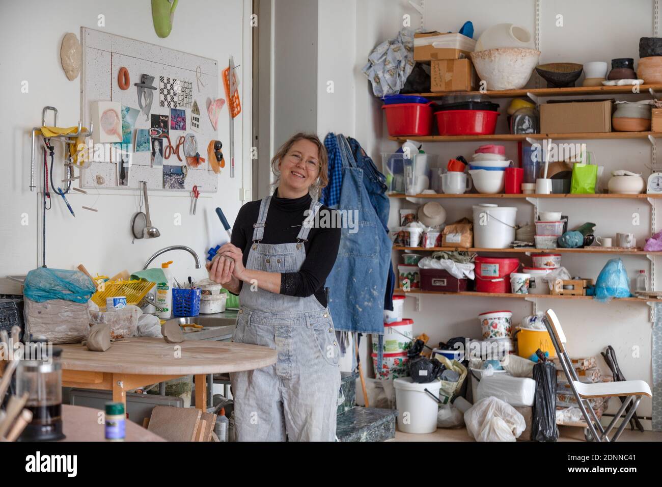 Femme en atelier de poterie Banque D'Images