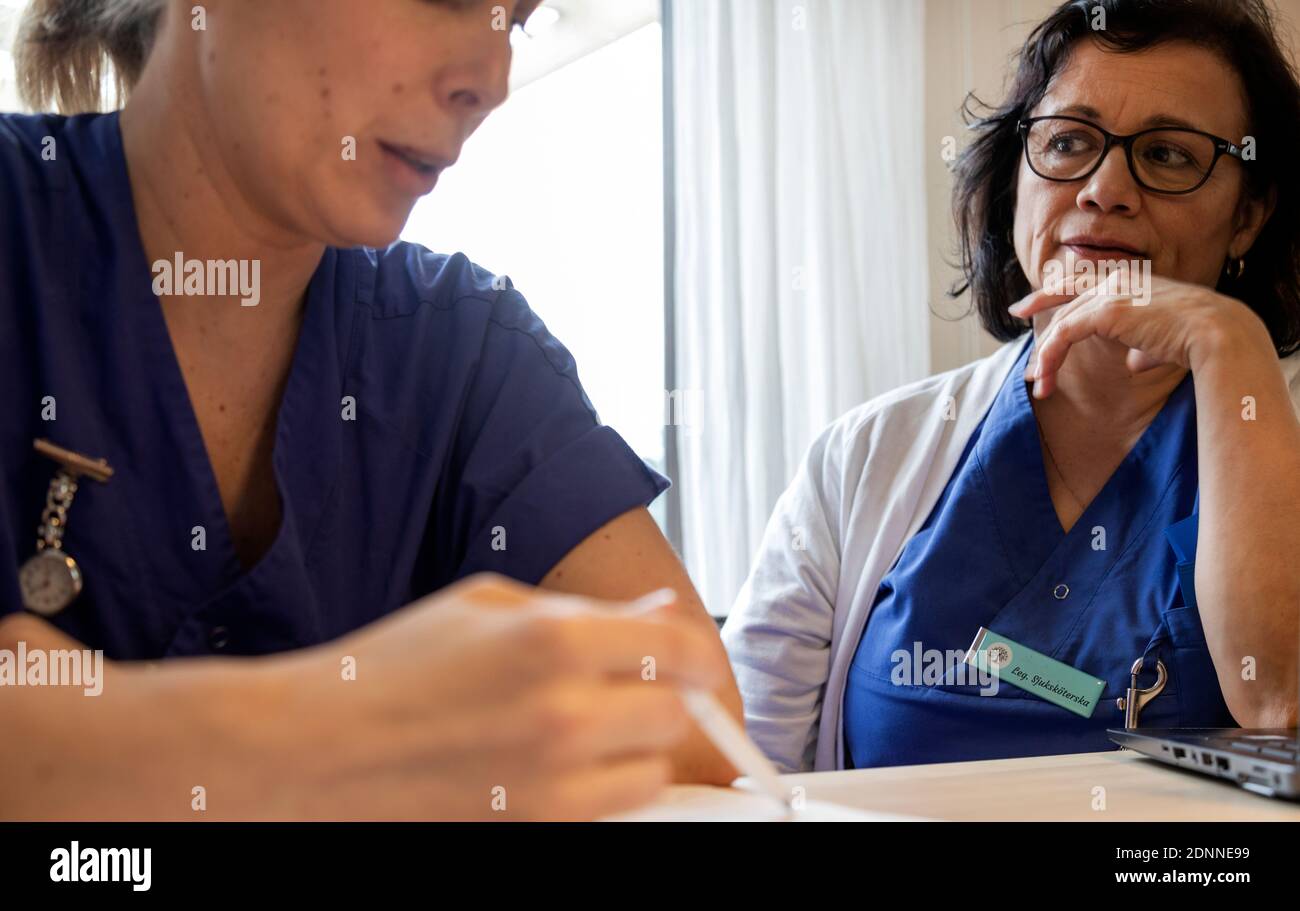 Doctors looking at medical record Banque D'Images