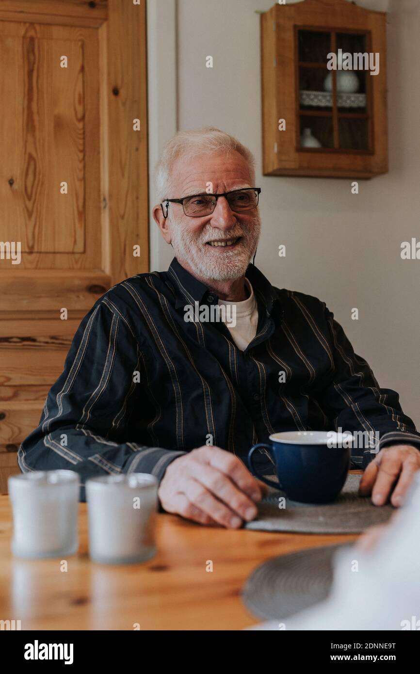 Senior man having coffee Banque D'Images