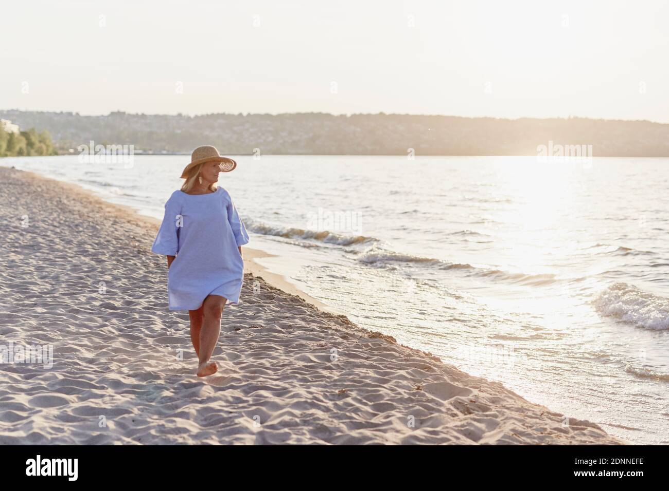 Woman walking on beach Banque D'Images