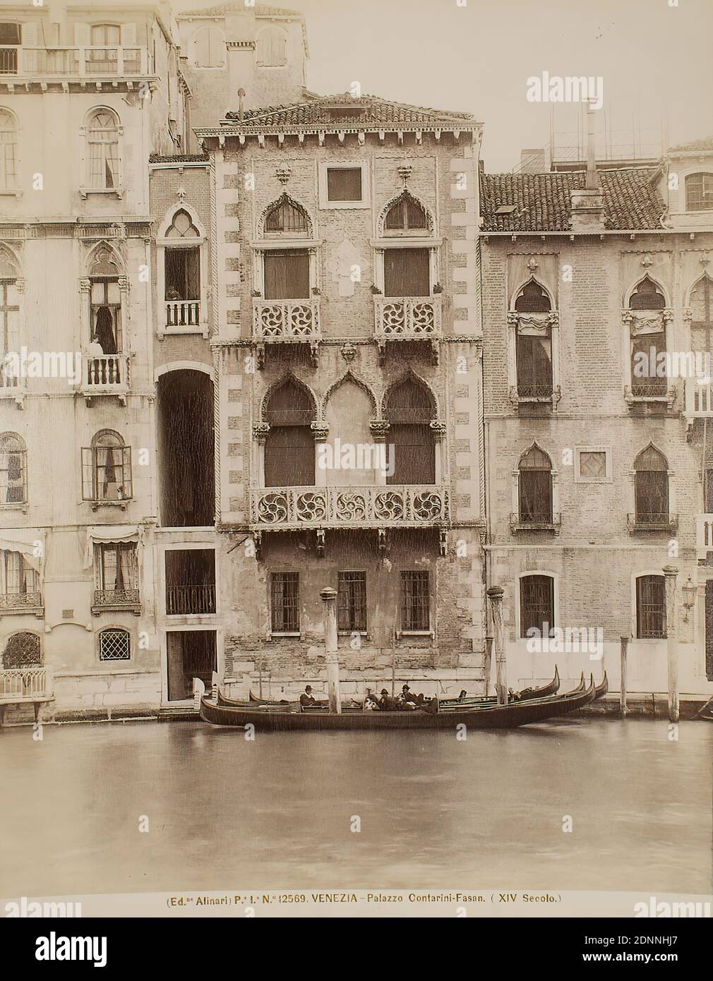 Palazzo Contarini-Pheasant, Venise, papier albumine, processus positif noir et blanc, taille de l'image: Hauteur: 25,80 cm; largeur: 19,80 cm, VENEZIA - Palazzo Contarini-Pheasant. (XIV Secolo.), photographie de voyage, photographie architecturale, architecture, canal Banque D'Images