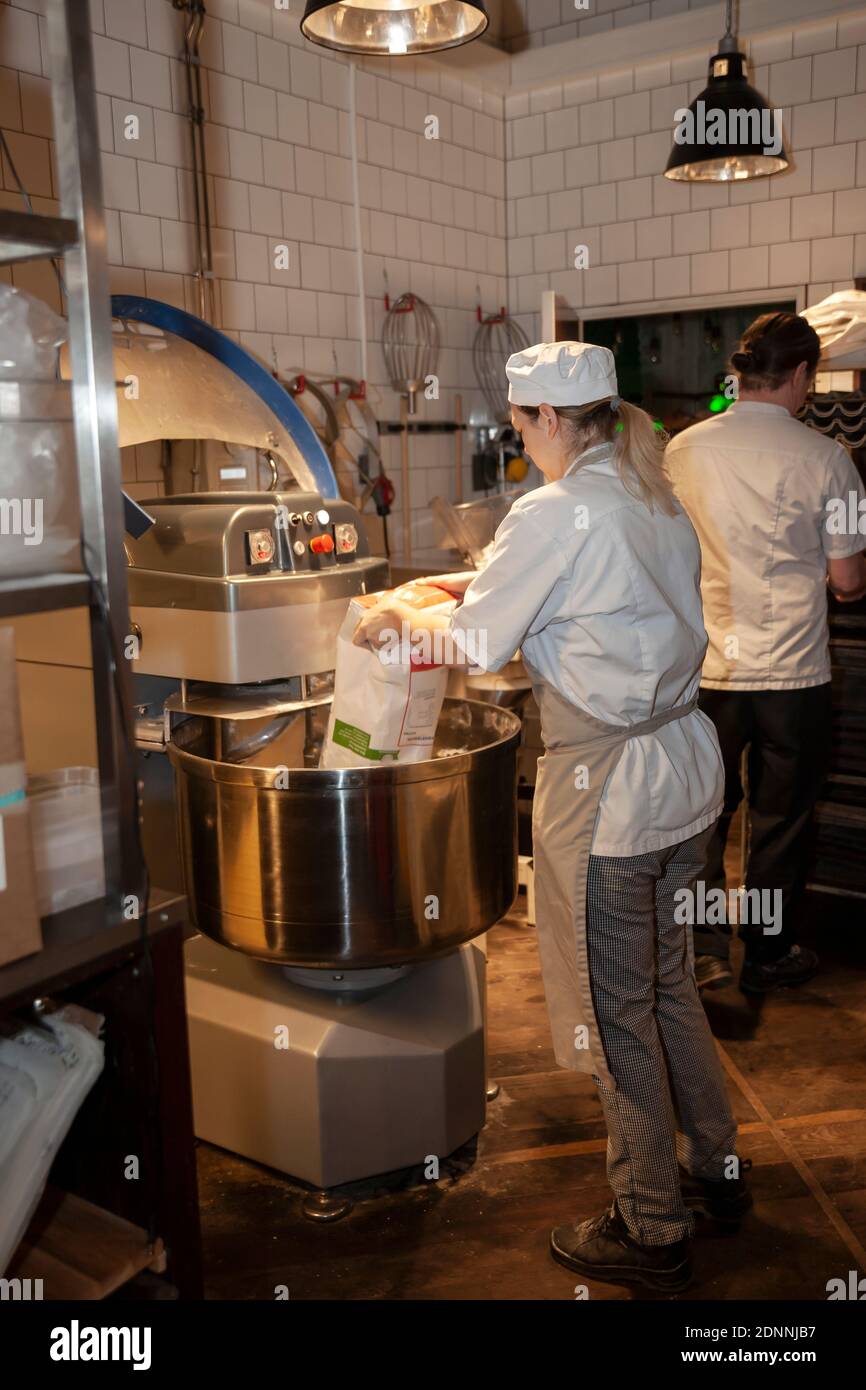 Boulanger féminin dans la boulangerie Banque D'Images