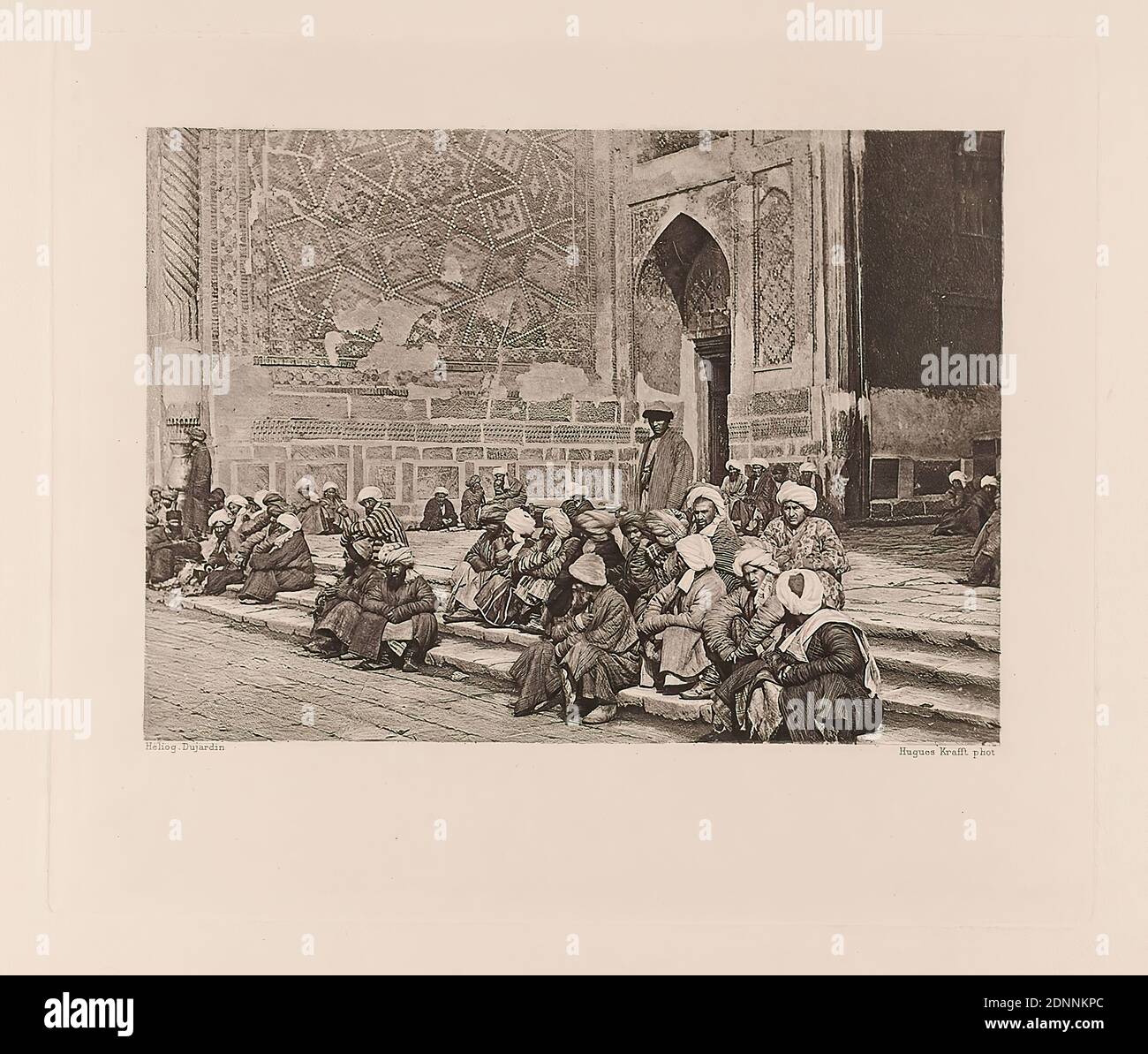 Hachette & Cie, Hugues Krafft, Dujardin, Revêtants de faïences ornant le porte-queue du médical de Chir-Dar, du livre A travers le Turkestan russe, papier, héliogravure, taille de l'image: Hauteur: 12.10 cm; largeur: 16.90 cm, photographie de voyage, photographie de portrait, architecture, costume folklorique, costume régional, ornements, portail/edicula, façade, maison, bâtiment, bâtiment de hist., localité, rue, escaliers, escalier, homme Banque D'Images