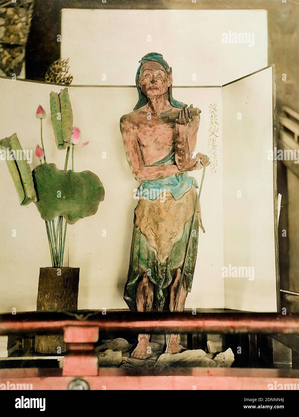 Kyōto, Sanjūsangen-dō-Temple, Basu-Sennin, l'un des 28 gardiens du Kannon aux mille armes, papier albumine, processus positif noir et blanc, couleur main, taille de l'image: Hauteur: 20.4 cm; largeur: 26.5 cm, inscrit, à l'encre noire: figure en bois, représentant un émacié, pèlerin - 800 ans, numéroté: Recto O.: Imprimé en bleu: 53, photographie de voyage, statues, images comme objets cultes (hindouisme, bouddhisme, jaïnisme), coutumes, pèlerinage Banque D'Images
