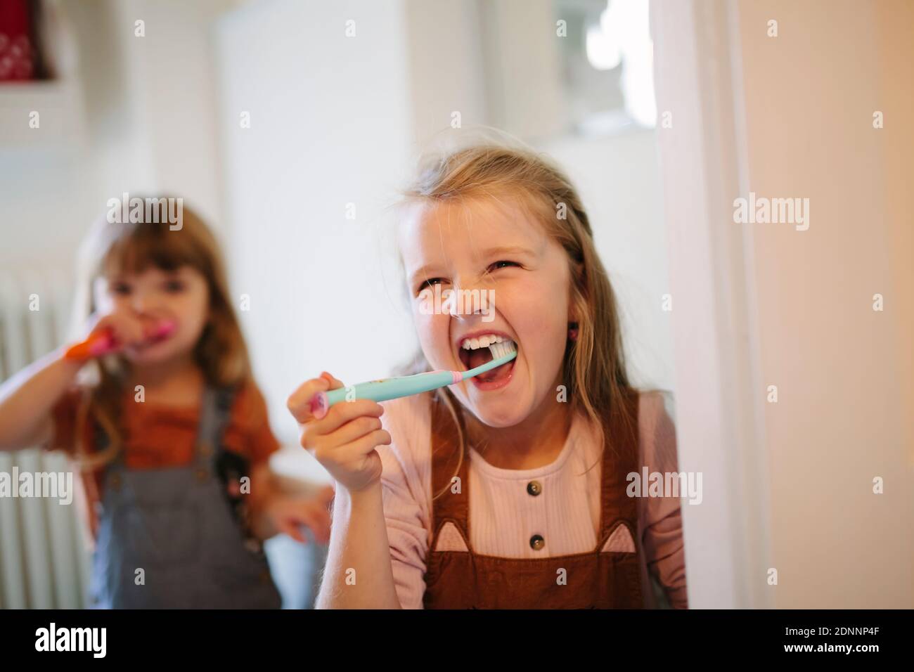 Jeune fille se brosser les dents Banque D'Images