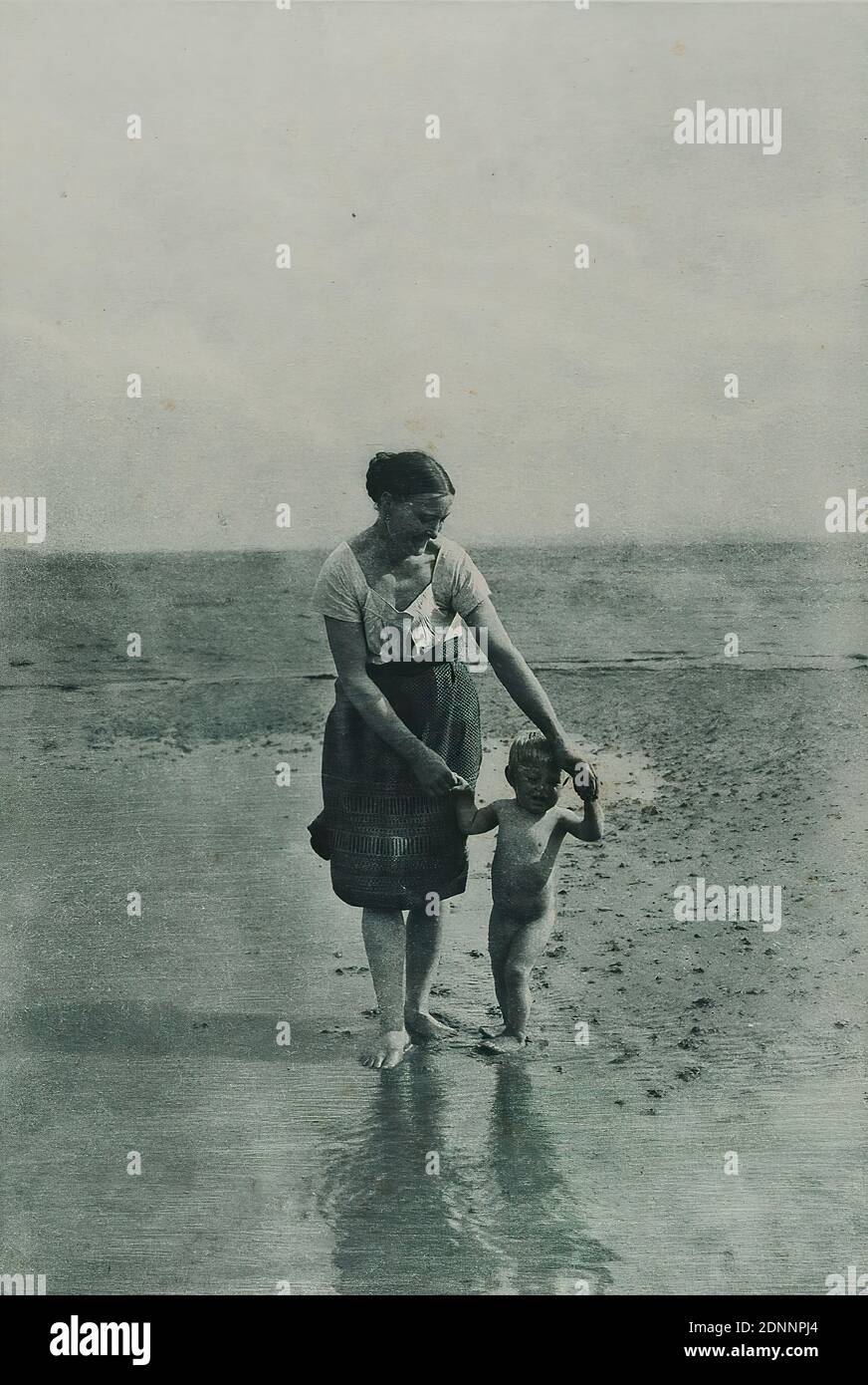 Kunst-Anstalt J. B. Obernetter, Wilhelm Dreesen, Das Erste Bad du dossier Aus Schleswig-Holstein, papier, héliogravure, taille de l'image: Hauteur: 25,60 cm; largeur: 17,20 cm, inscrit: Recto U.: En lettres gravées: DAS ERSTE BAD, héliogravure J.B. Obernetter Munich. W. Dreesen Flensburg phot, inventaire, photographie de voyage, pays, région Banque D'Images