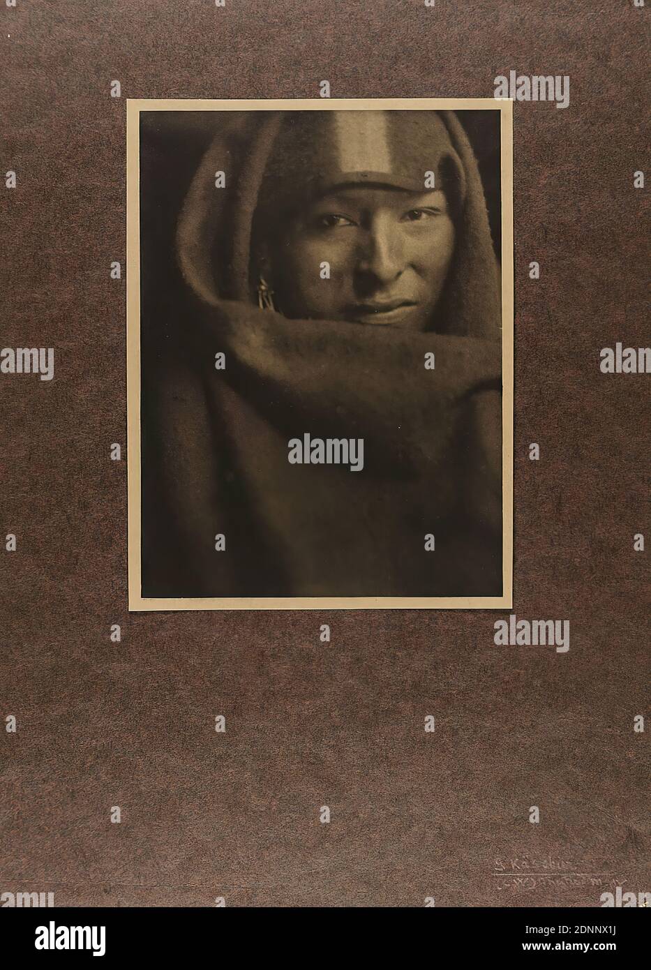 Alfred Stieglitz, Gertrude Käsebier, l'homme rouge, papier, héliogravure, taille de l'image: Hauteur: 18,4 cm; largeur: 13,6 cm, inscrit: Recto: En bas à droite sur le porte-photo (carton brun) en plomb: G. Käsebier, (C.W.) The Red Man, a. d. carton estampille: No. De cabinet, timbre: No de boîte, timbre Lehrsammlung der Staatlichen Landesbildstelle Hamburg no d'inventaire: À côté de lui manuscrit K 10 (barré) 12, photographie de portrait, photographie artistique, peuples historiques, portrait, héliogravure de Camera Work, numéro 1, 1903 Banque D'Images