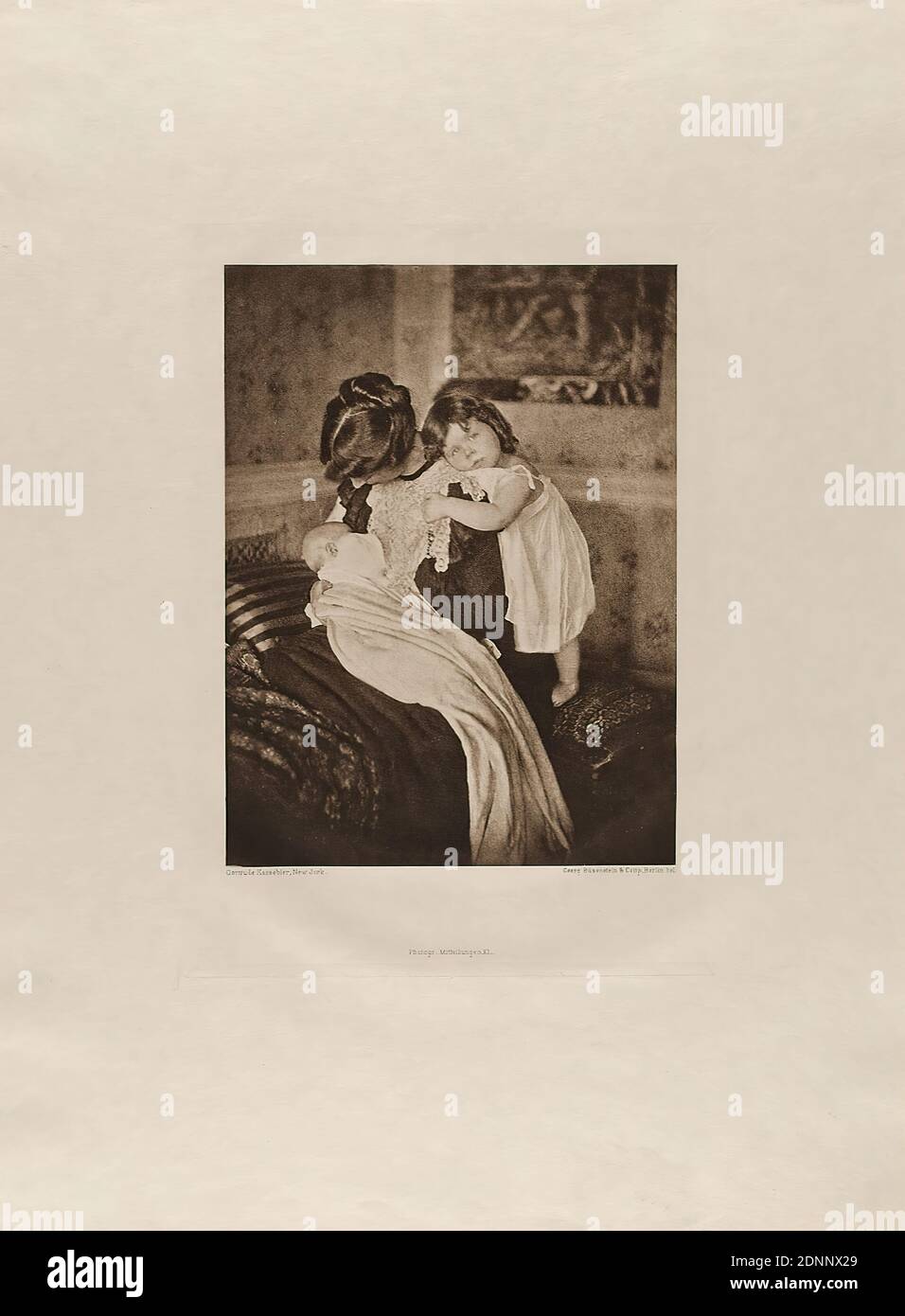 Gertrude Kasebier Mere Avec Enfants Carton Heliogravure Taille De L Image Hauteur 16 80 Cm Largeur 12 70 Cm Inscrit Recto U Li A Droite Et Centre Sur Le Porte Image Papier Gertrude Kaesebier New Jork