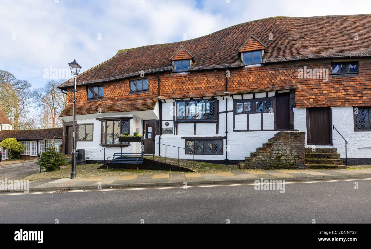 Le bureau du greffier de la ville dans la vieille bibliothèque, un édifice historique à colombages noir et blanc à KnockHundcent Row, Midhurst, West Sussex Banque D'Images
