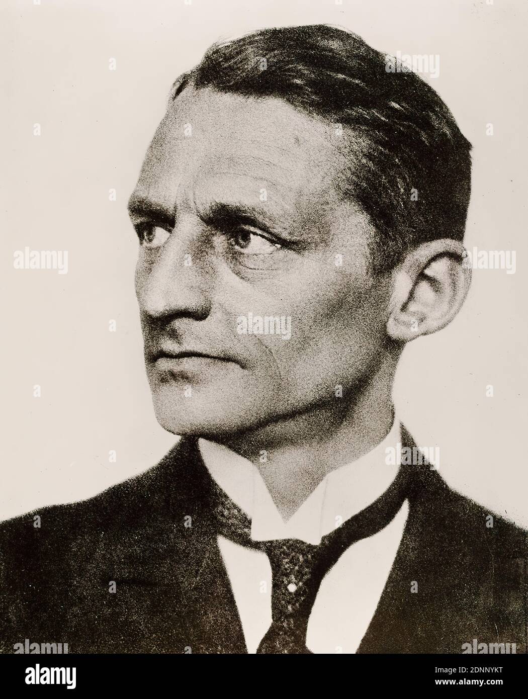 Hugo Erfurth, Max Sauerlandt, papier de gélatine d'argent, procédé positif noir et blanc, taille de l'image: Hauteur: 29.3 cm; largeur: 23.7 cm, inscrit: Vert et: En plomb: 38760, timbre: Vert et au milieu: timbre de droit d'auteur de la Staatliche Landesbildstelle Hambourg probablement utilisé pour marquer des photos de presse, portrait photographie, portrait, homme, humanités, au début du XXe siècle, Hugo Erfurth était l'un des photographes professionnels les plus célèbres en Allemagne, avec Rudolph Dührkoop et Nicola Perscheid. Après avoir terminé un apprentissage comme photographe, il a ouvert son propre studio à Dresde Banque D'Images