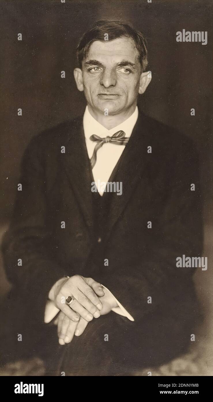 Hugo Erfurth, Joachim Ringelnatz, de l'album Ausstellung Hugo Erfurth - Bildnisse aus dem XX. Jahrhundert, Konstanz 1949, papier à la gélatine argentée, traitement positif noir et blanc, taille de l'image: Hauteur: 23 cm; largeur: 13,2 cm, étiquette: Passespartout recto U. au milieu: En machine sur papier japonais: H u g o E r f u r t h, 'Joachim Ringelnatz', étiquette: Passespartout recto et au milieu: En machine: Montré en: 'Literaturtrubel um 1900', portrait, portrait, écrivain, poète, auteur, portrait, autoportrait d'un artiste, assis figure, Joachim Ringelnatz Banque D'Images
