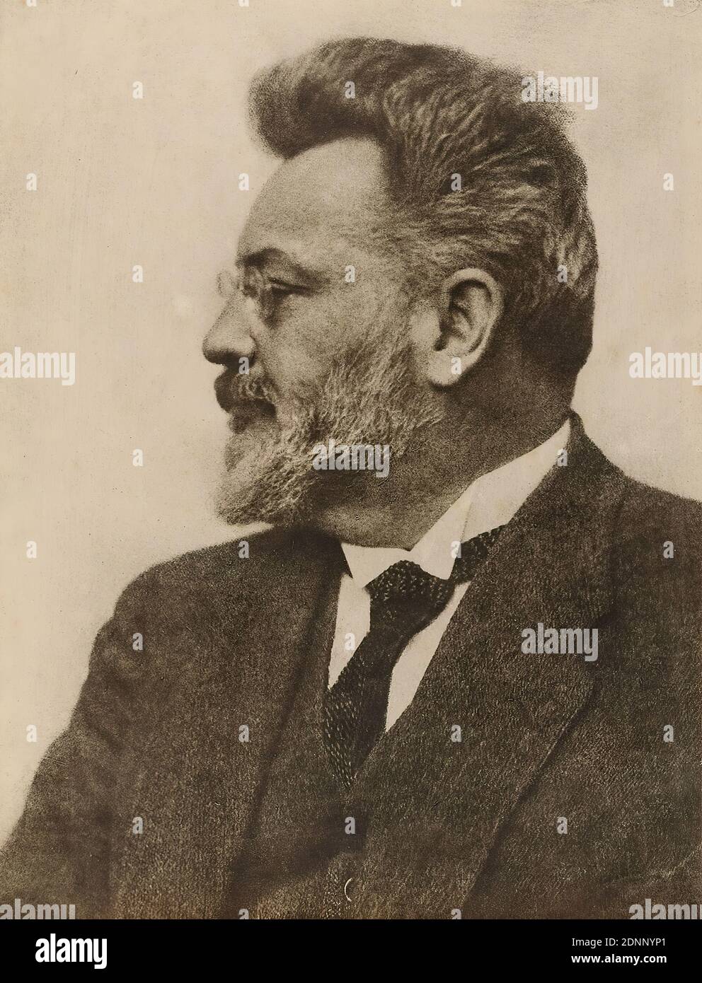 Hugo Erfurth, Max Slevogt, Staatliche Landesbildstelle Hamburg, collection sur l'histoire de la photographie, papier, imprimé à l'huile, taille de l'image: Hauteur: 27.3 cm; largeur: 20.8 cm, timbre: Verso inférieur droit: HUGO ERFURTH, KÖLN 7 DOMKLOSTER 1, GOLDSCHMIDTHAUS, HUGO ERFURTH, DRESDEN, FORZINZSTR. 11, manuscrit en plomb ajouté: Z177, étiquette: Carton vert: En manuscrit: Hugo Erfurth, Slevogt, étiquette: Carton vert: En manuscrit Hugo Erfurth, Slevogt, inscrit: Carton vert: En haut à gauche en plomb: 1925 (selon P. Oehmen); en bas au centre en plomb: Huile, pigment carton vert Banque D'Images