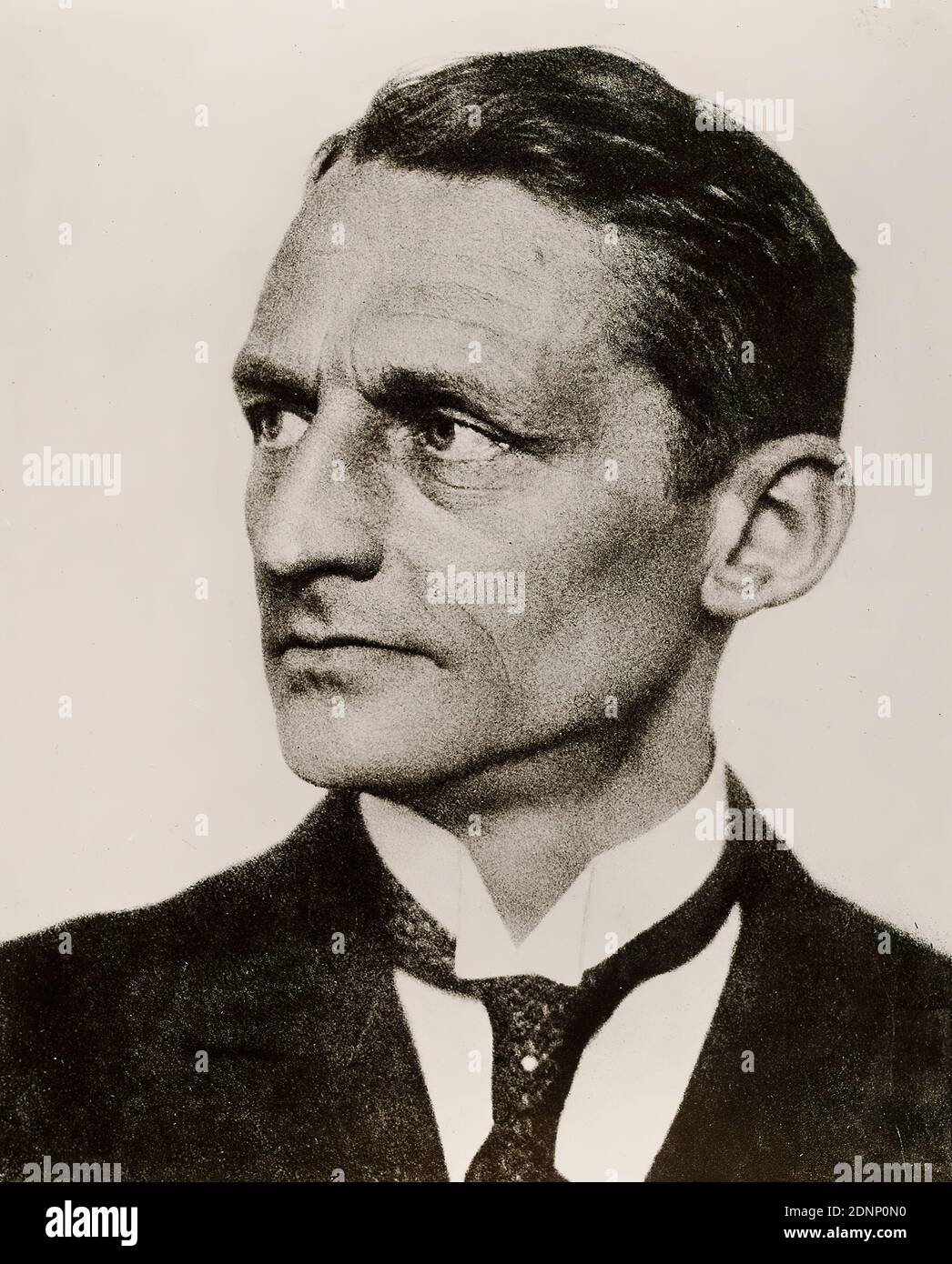 Hugo Erfurth, Max Sauerlandt, papier de gélatine d'argent, traitement positif noir et blanc, taille de l'image: Hauteur: 29.3 cm; largeur: 23.7 cm, en plomb: repro; 559, 14, timbre: Verso et au milieu: timbre de droit d'auteur de la Staatliche Landesbildstelle Hambourg vraisemblablement pour identifier des photos de presse, portrait, portrait, homme, humanités, au début du XXe siècle, Hugo Erfurth était l'un des photographes professionnels les plus célèbres en Allemagne, aux côtés de Rudolph Dührkoop et Nicola Perscheid. Après avoir terminé un apprentissage comme photographe, il a ouvert son propre studio à Dresde à l'âge Banque D'Images