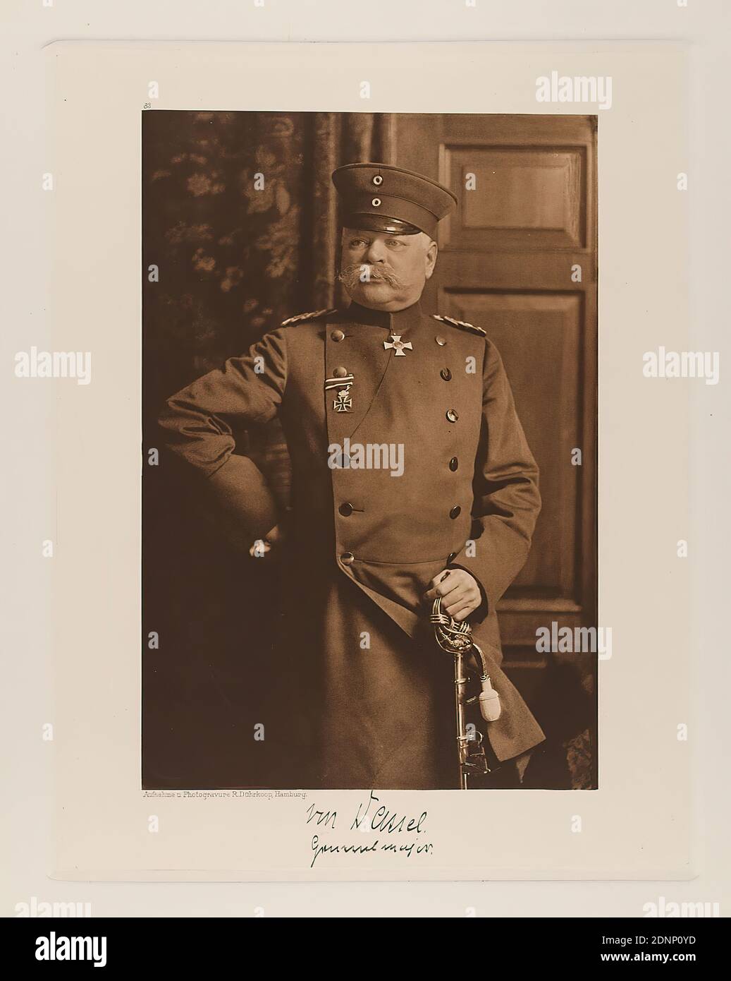 Rudolph Dührkoop, général de division Hanno von Dassel, ancien commandant du régiment 'Hambourg' du portefeuille Hamburgische Männer und Frauen am Anfang des XX. Jahrhunderts, Staatliche Landesbildstelle Hamburg, collection sur l'histoire de la photographie, papier, héliogravure, taille de l'image: Hauteur: 21,50 cm; largeur: 14,60 cm, signé: Recto en dessous de l'image: Signature exposée du sitter: Von Dassel général majeur, inscrit: Recto: Gravé sur la plaque d'impression, en dessous de l'image: Photographie et photogravure R. Dührkoop, Hambourg, en haut à gauche au-dessus de la photo 83; en haut à droite dans le coin noté dans lead:44 Banque D'Images