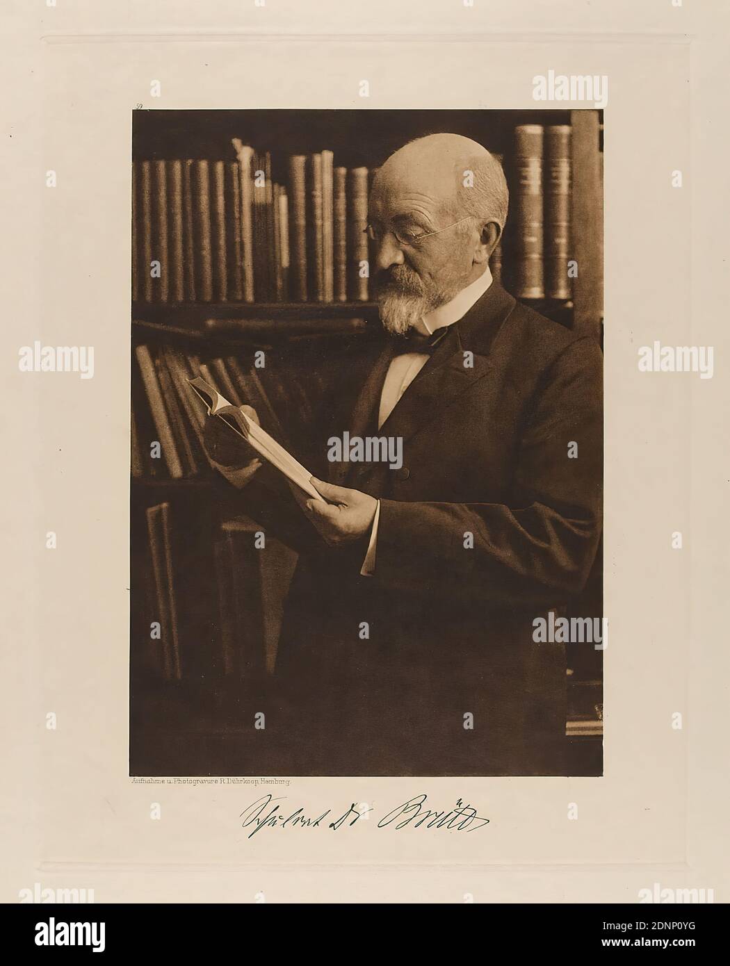 Rudolph Dührkoop, professeur M. D. Brütt, conseiller scolaire du portefeuille Hamburgische Männer und Frauen am Anfang des XX. Jahrhunderts, Staatliche Landesbildstelle Hamburg, Collection sur l'histoire de la photographie, papier, héliogravure, taille de l'image: Hauteur: 21,40 cm; largeur: 15,20 cm, signé: Recto en dessous de l'image: Signature exposée du sitter: Maître d'école Dr. Brütt, inscrit: Recto: Gravé sur la plaque d'impression, en dessous de la photo: Photographie et photogravure R. Dührkoop, Hambourg, en haut à gauche au-dessus de la photo 59; en haut à droite dans le coin noté en plomb:42, timbre: Recto: Timbre d'inventaire Banque D'Images