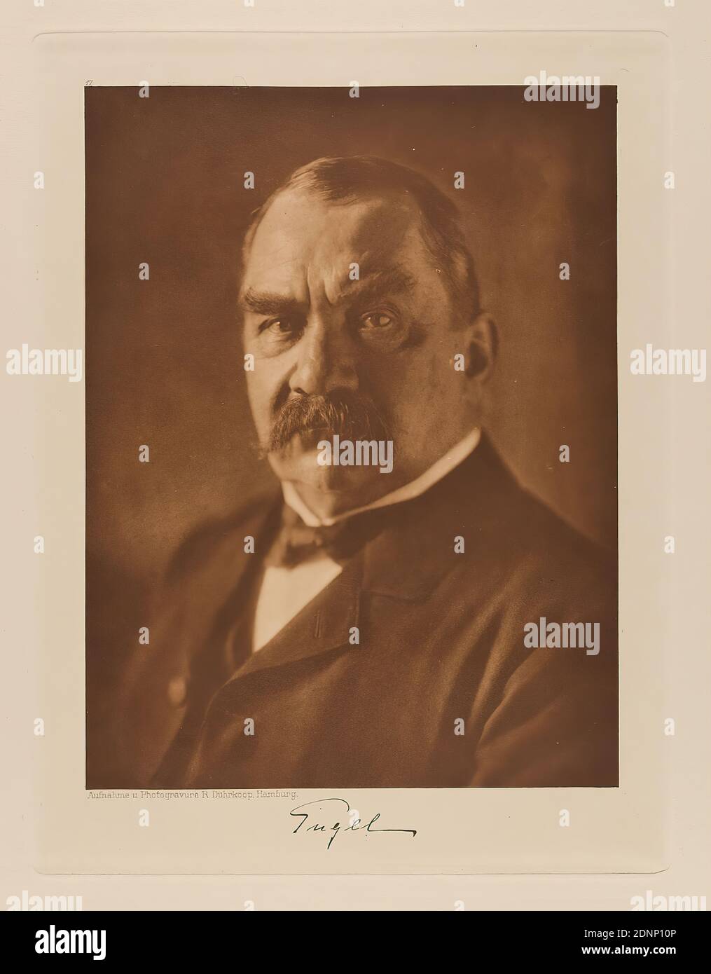 Rudolph Dührkoop, Président du Tribunal de district Julius Engel, Président du Bürgerschaft du portefeuille Hamburgische Männer und Frauen am Anfang des XX. Century, Staatliche Landesbildstelle Hamburg, Collection sur l'histoire de la photographie, du papier, de l'héliogravure, taille de l'image: Hauteur: 20,70 cm; largeur: 15,70 cm, signé: Recto au-dessous de l'image: Signature exposée du sitter, inscrit: Recto: Gravé sur la plaque d'impression, au-dessous de l'image: Photographie et photo R. Dükohrop photo ci-dessus, Hambourg, 17, haut à gauche en haut à droite dans le coin de lead:55, timbre: recto: ajout manuscrit Banque D'Images