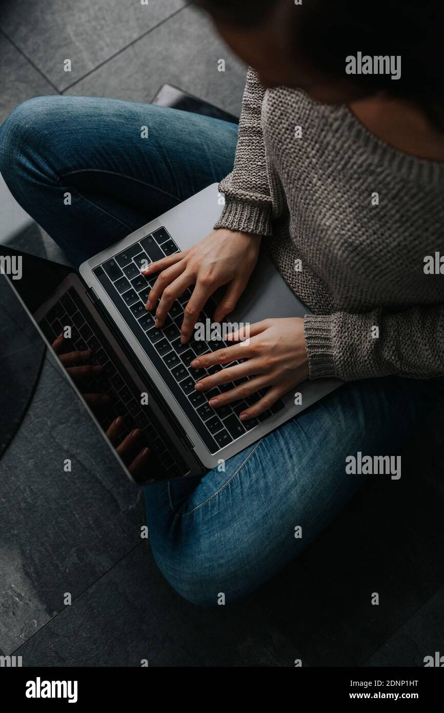 Mains de femme using laptop Banque D'Images