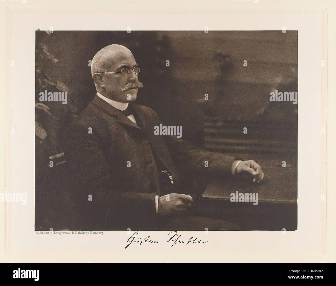Rudolph Dührkoop, Landgerichtdirektor Gustav Schiefler du portefeuille Hamburgische Männer und Frauen am Anfang des XX. Century, Staatliche Landesbildstelle Hamburg, Collection sur l'histoire de la photographie, papier, héliogravure, taille de la photo: Hauteur: 16,80 cm; largeur: 21,10 cm, signé: Recto en dessous de la photo: Signature exposée du sitter, inscrit: Recto: Gravé sur la plaque d'impression, en dessous de la photo: Photographie et photogravure R. Dührkoop, Hambourg, en haut à gauche au-dessus de l'image 107; en haut à droite dans le coin en plomb: 104, timbre: Recto: Timbre d'inventaire du département d'image de l'État Banque D'Images