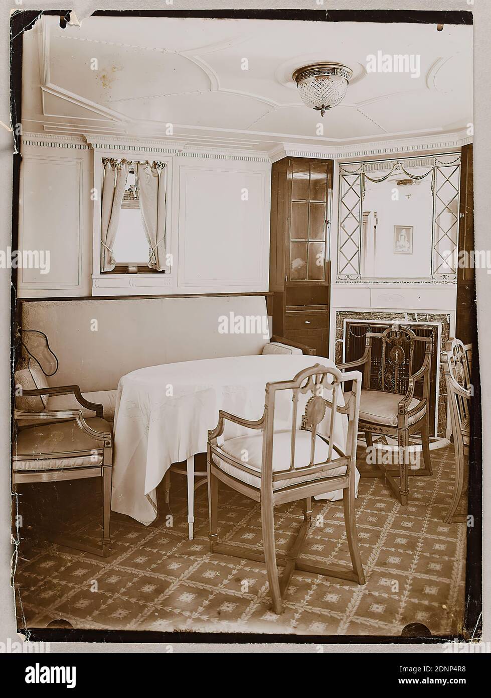 Heinrich Hamann, atelier J. Hamann, Johann Hinrich W. Hamann, steamer 'Amerika', papier collodion, procédé positif noir et blanc, total: Hauteur: 24,30 cm; largeur: 18,20 cm, inscrit et daté: Verso: En plomb: Amerika, une luxueuse saloon, le vapeur 'Amerika', pour une cabine de luxe, salon, re. Et sous le timbre 1905, inventaire no, timbre: Verso droit et inférieur: studio pour la photographie de toutes sortes, récompensé Hambourg 1899, J. Hamann, Hambourg, Neustädterstr, 66/68, reportage de photographie, navires, intérieur, salle de réception/salon, salon Banque D'Images