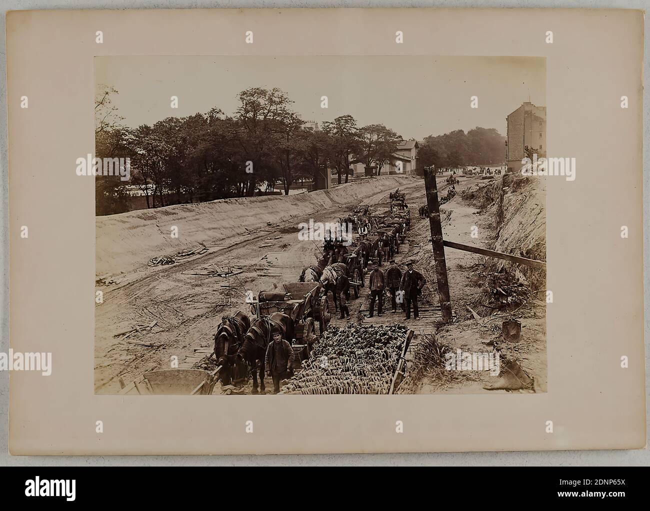 Atelier J. Hamann, Johann Hinrich W. Hamann, construction de la rue 'Holstenwall', enlèvement du rempart 'BEI den Hütten', papier albumine, processus positif noir et blanc, taille de l'image: Hauteur: 12,20 cm; largeur: 16,50 cm, atelier, J. Hamann, Hambourg, Neust. Neustr. 65 - 66, spécialité: Photographie sous lumière artificielle, à l'intérieur et à l'extérieur de la maison., titré et daté: Verso O.: Manuscrit en plomb: Hambourg, 1889 ?, construction de la rue Holstenwall, démolition du rempart 'BEI den Hütten', (ca. 20 équipes de wagons de blocs), numérotées: verso u. r.: manuscrites en plomb: 64029, rapports Banque D'Images