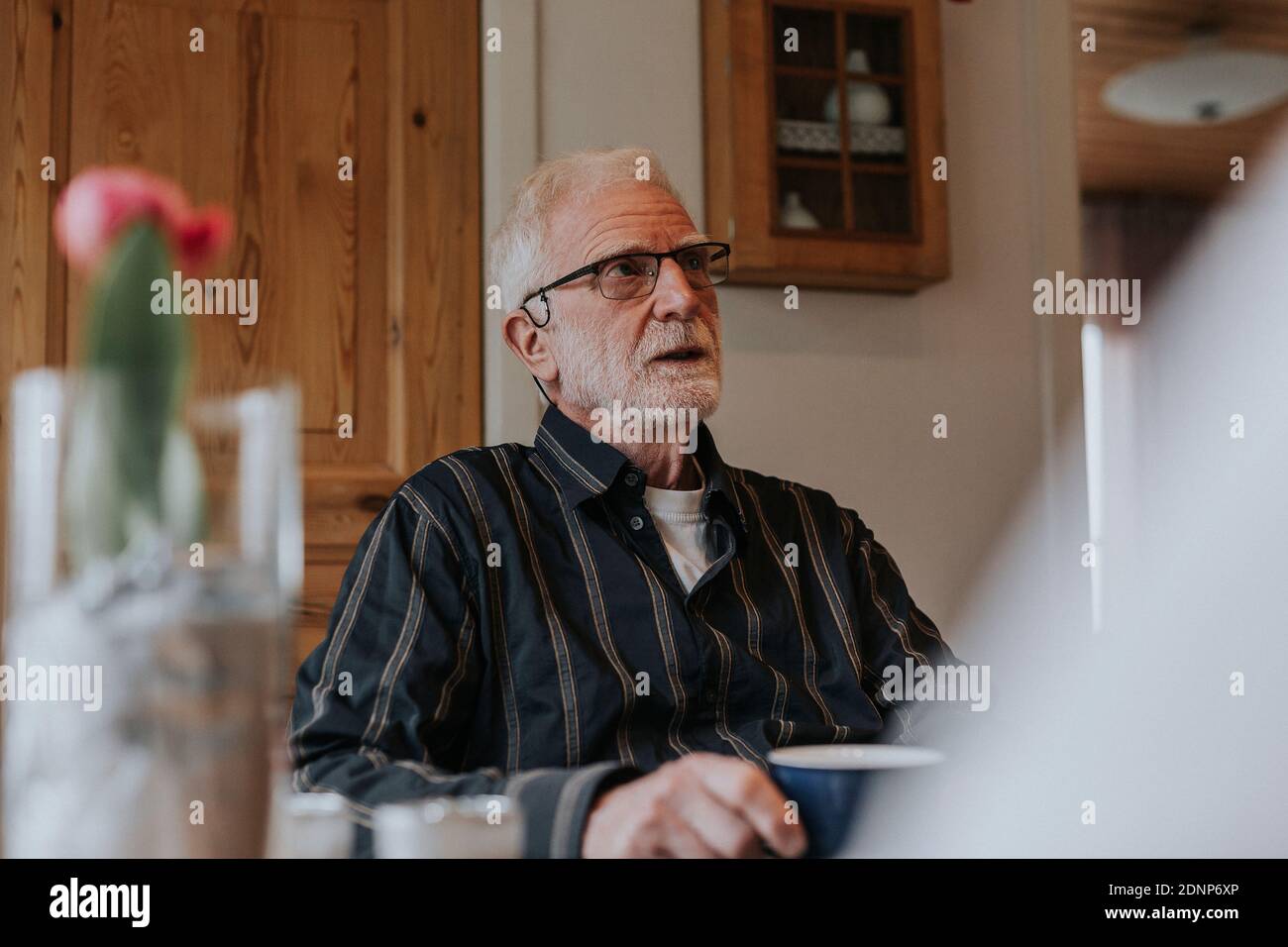Senior man having coffee Banque D'Images