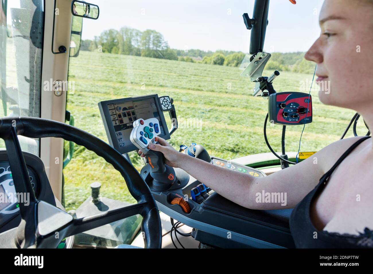 Femme de la conduite du tracteur Banque D'Images