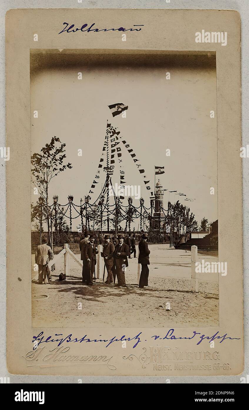 Atelier J. Hamann, Johann Hinrich W. Hamann, Holtenau, papier albumine, procédé positif noir et blanc, taille de l'image: Hauteur: 12.50 cm; largeur: 8.50 cm, timbre sec: Recto au fond de la boîte: J. Hamann Hamburg, NEUSTÄDTER STRASSE 66-68, intitulé: Recto sur le carton: Manuscrit à l'encre bleue: Holtenau, platz c. Land gesehen, reportage de photographie, phare, vaisseau lumineux, drapeau, couleur (symbole de l'état), homme, chapeau, festivités, trafic sur l'eau, canal, bâtiment de poing, localité, rue, couronne, guirlande, Holtenau Banque D'Images